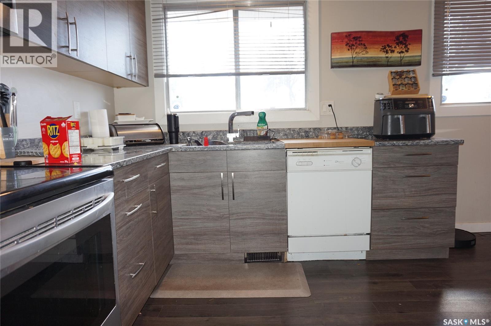 91 Plant Crescent, Regina, SK - Indoor Photo Showing Kitchen