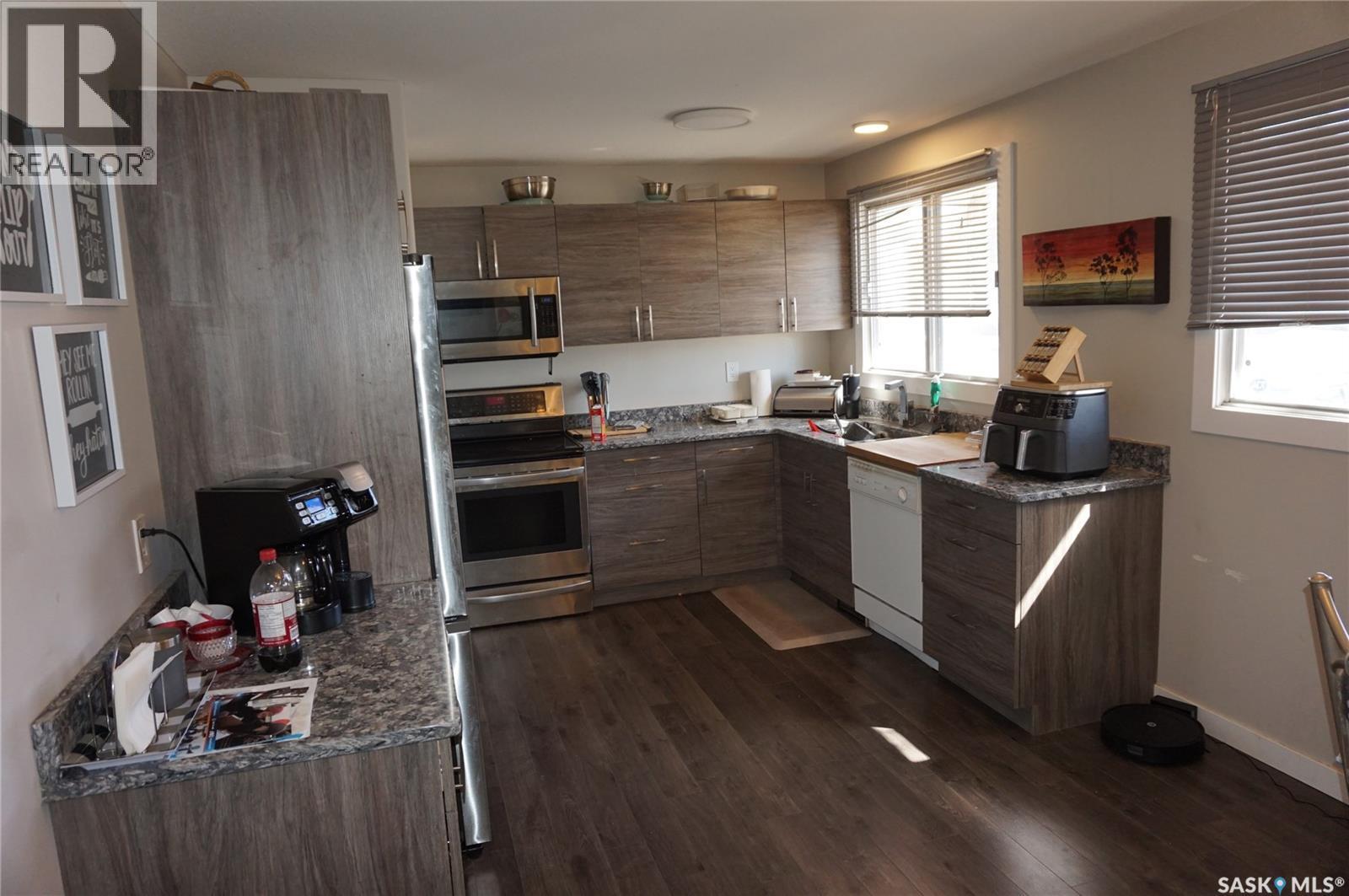91 Plant Crescent, Regina, SK - Indoor Photo Showing Kitchen With Double Sink