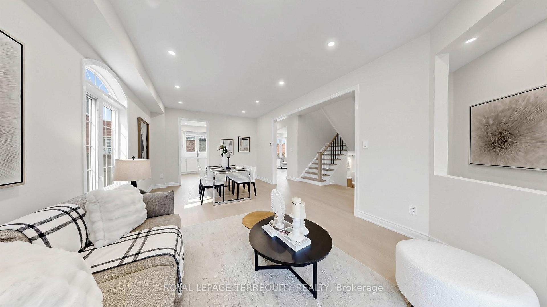 7146 Baskerville Run, Mississauga, ON - Indoor Photo Showing Living Room