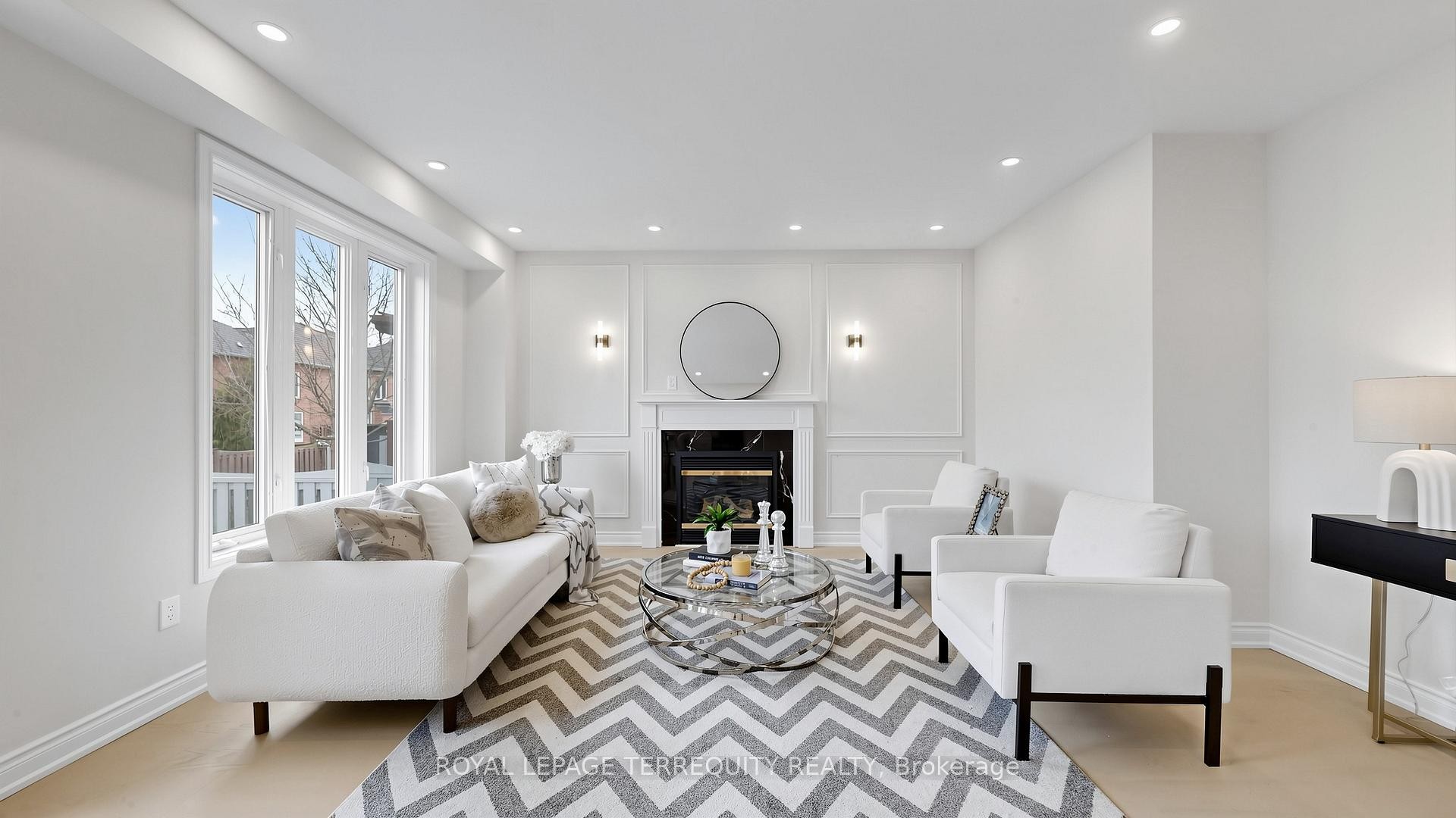 7146 Baskerville Run, Mississauga, ON - Indoor Photo Showing Living Room With Fireplace