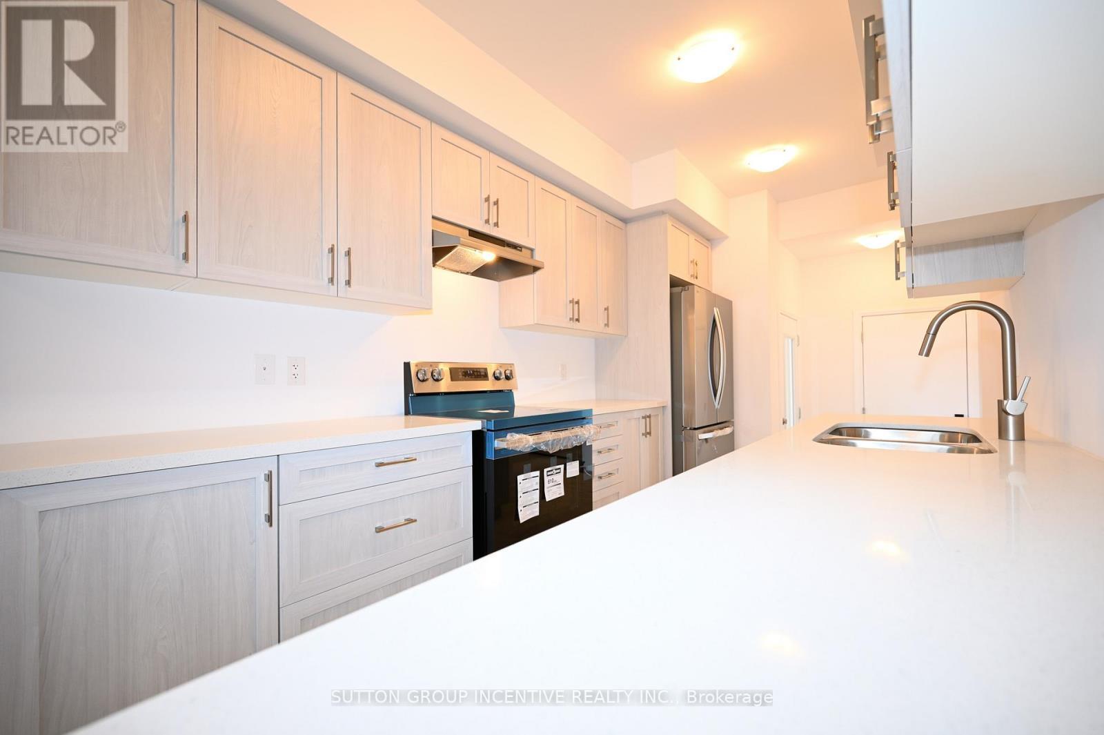 2 - 32 Winery Way, Barrie, ON - Indoor Photo Showing Kitchen With Double Sink