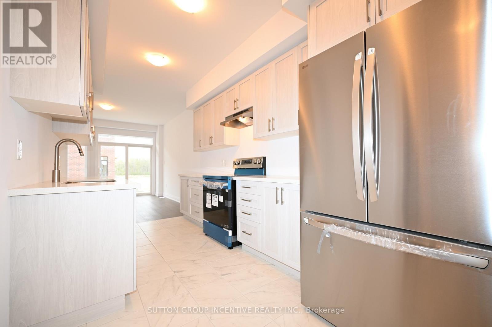 2 - 32 Winery Way, Barrie, ON - Indoor Photo Showing Kitchen