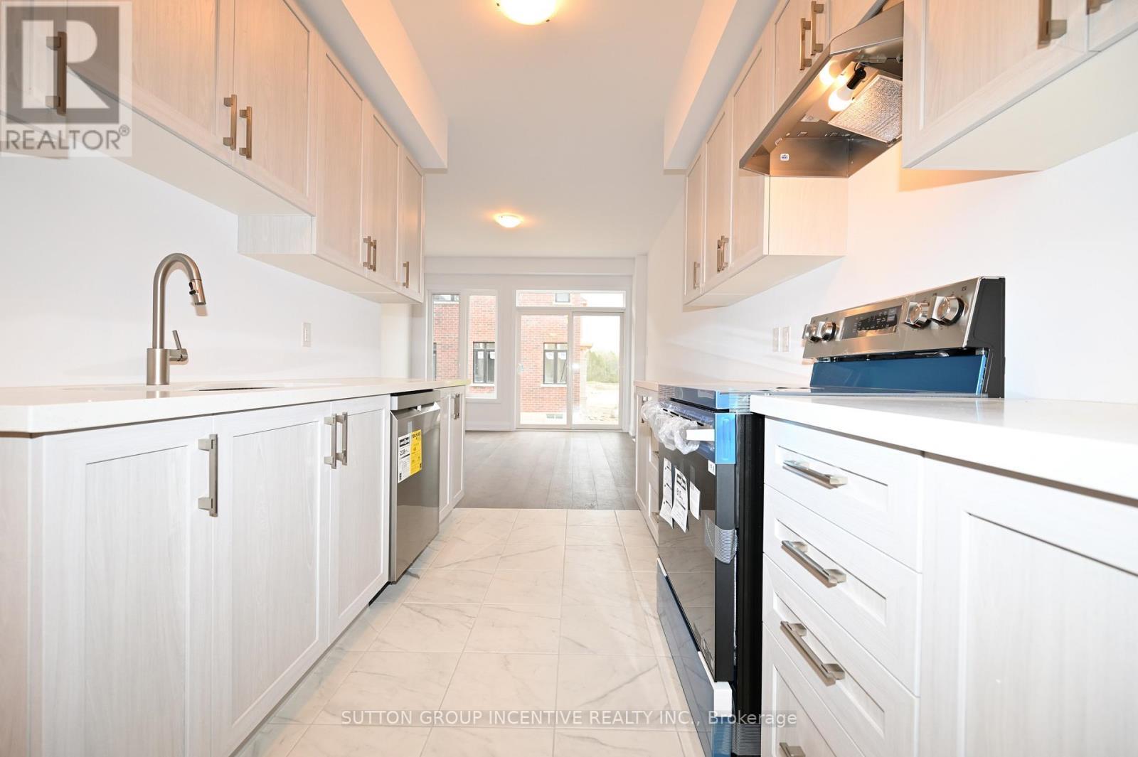 2 - 32 Winery Way, Barrie, ON - Indoor Photo Showing Kitchen