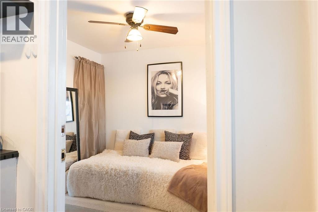 717 Knox Avenue, Hamilton, ON - Indoor Photo Showing Bedroom