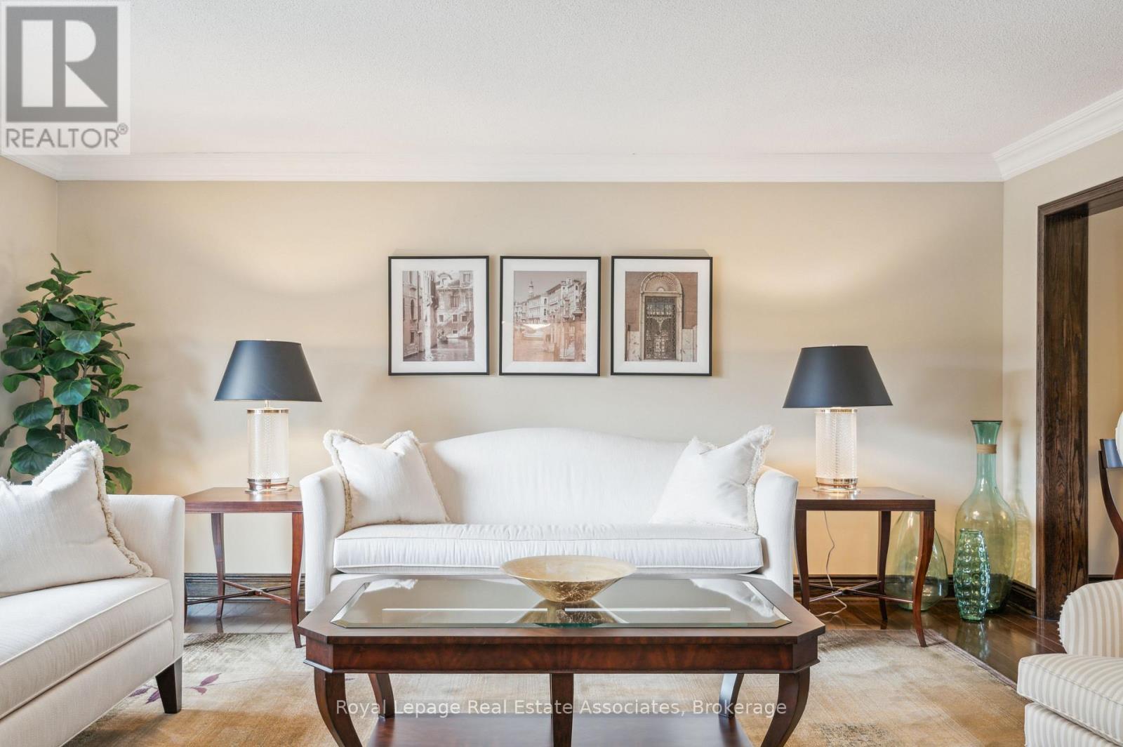 1702 Carrington Road, Mississauga, ON - Indoor Photo Showing Living Room