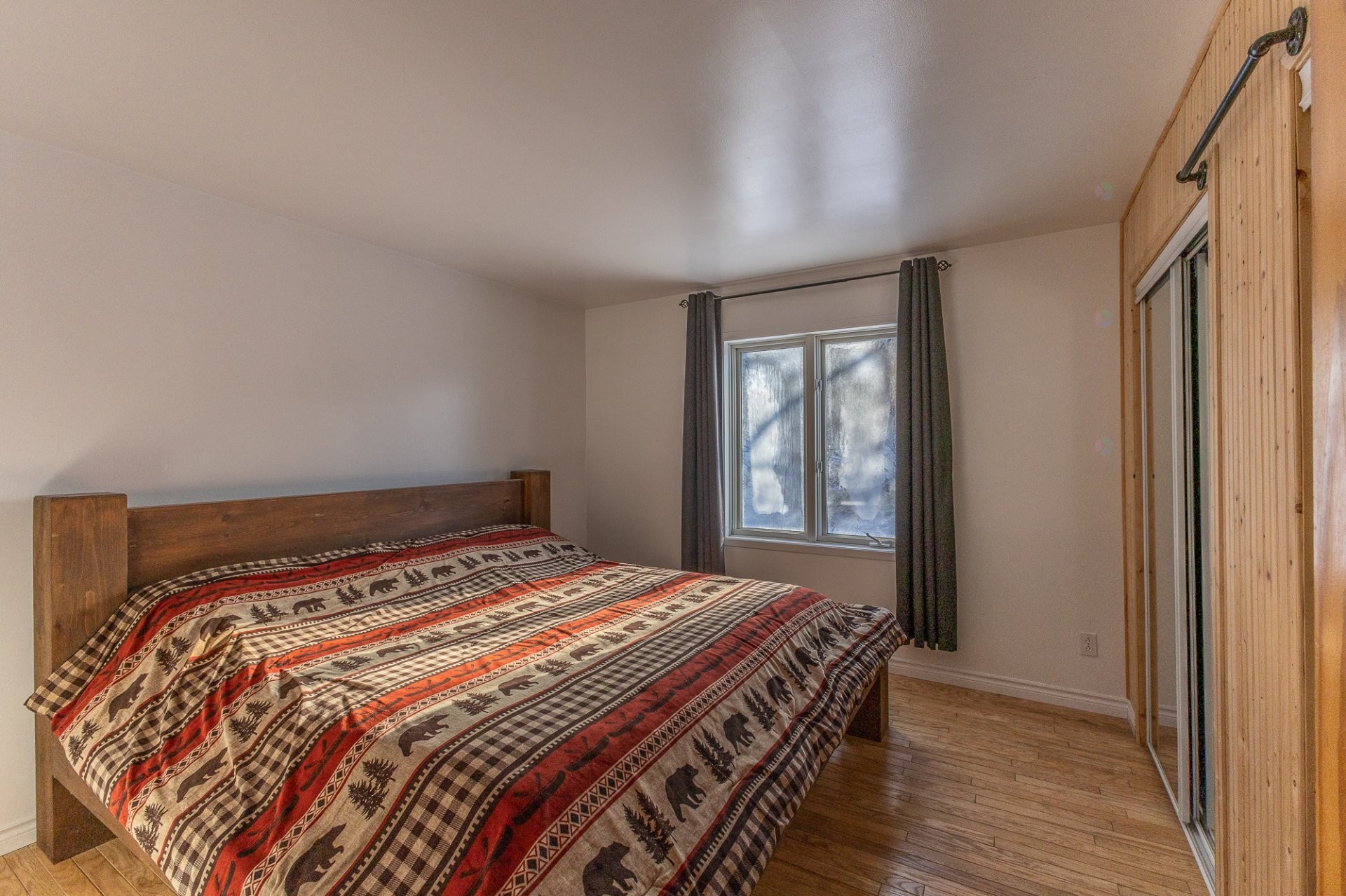 Chambre à coucher principale - 4720 Ch. Brassard, Saint-Zénon, QC - Indoor Photo Showing Bedroom