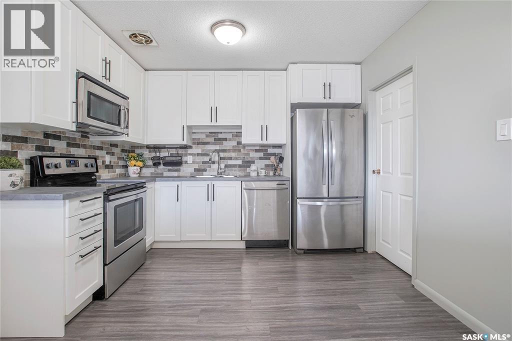 32 3113 7Th Street E, Saskatoon, SK - Indoor Photo Showing Kitchen