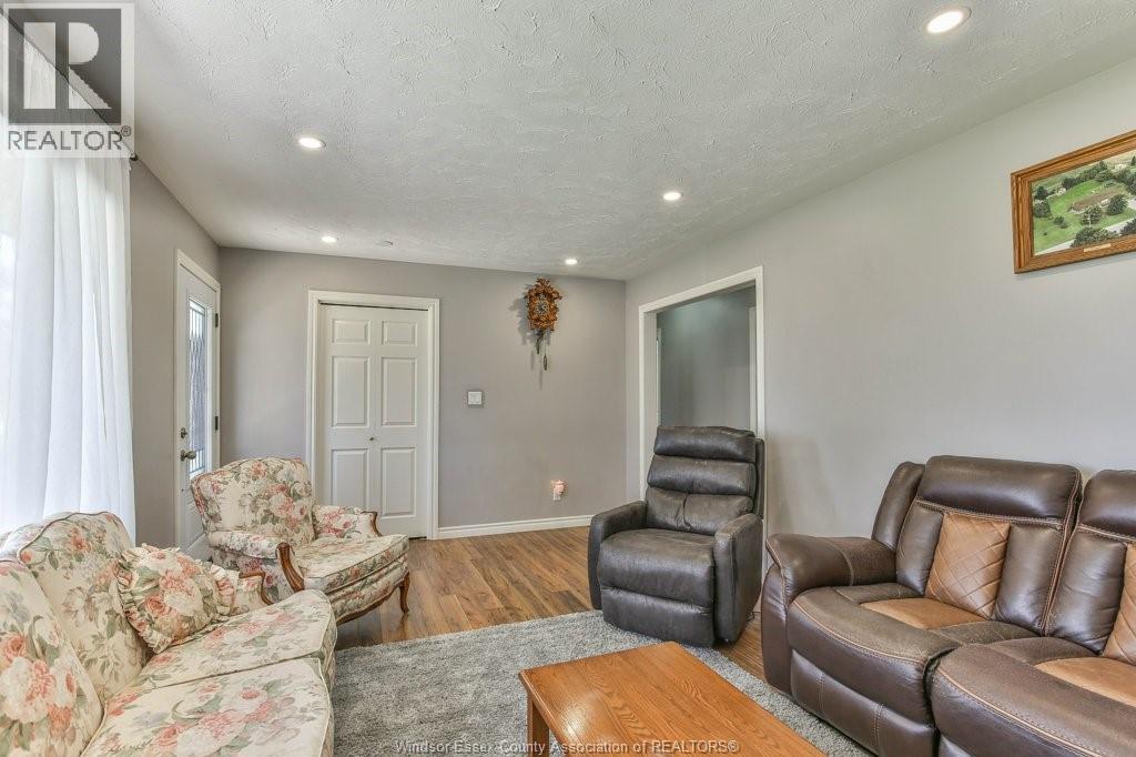 6551 Springfield Road, Aylmer, ON - Indoor Photo Showing Living Room