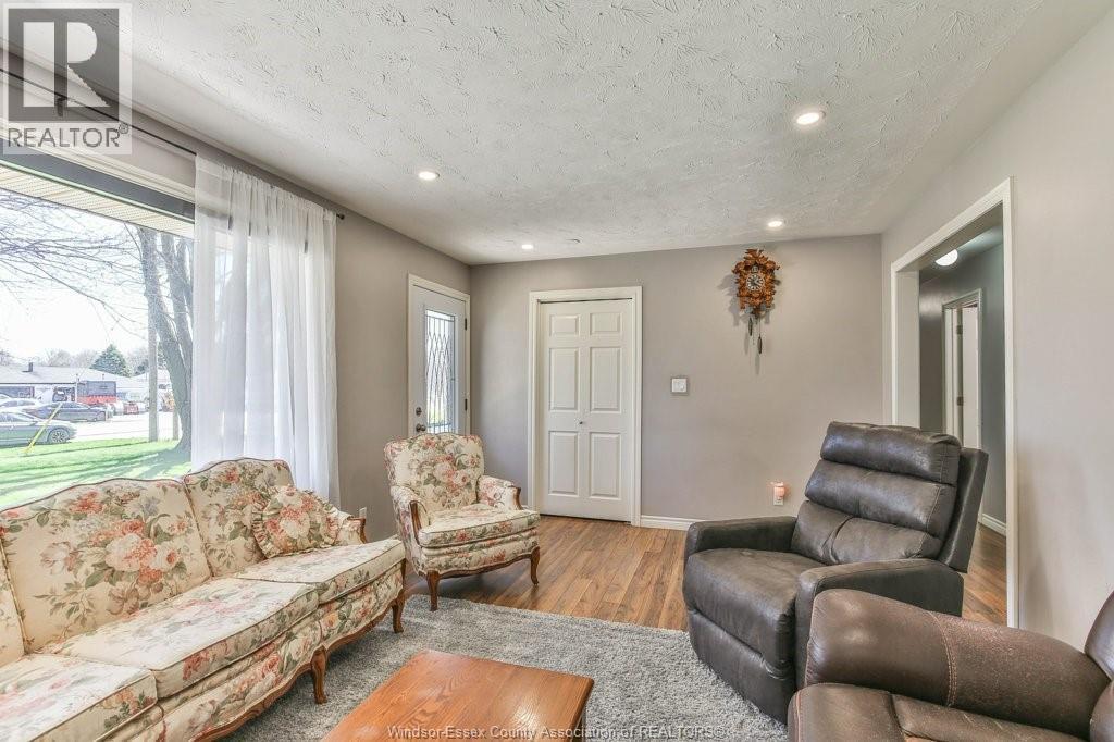 6551 Springfield Road, Aylmer, ON - Indoor Photo Showing Living Room