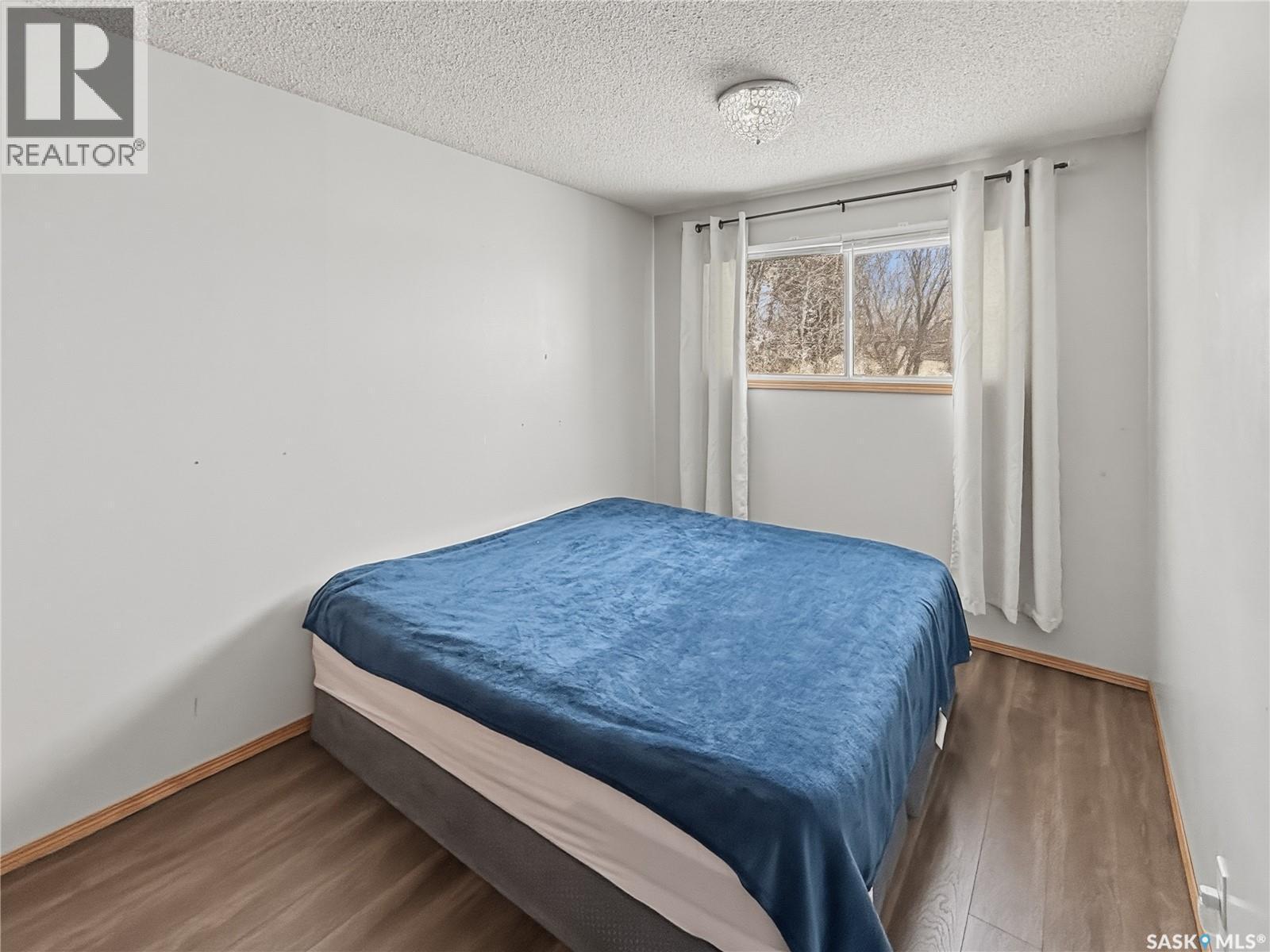 525 6Th Avenue Nw, Swift Current, SK - Indoor Photo Showing Bedroom