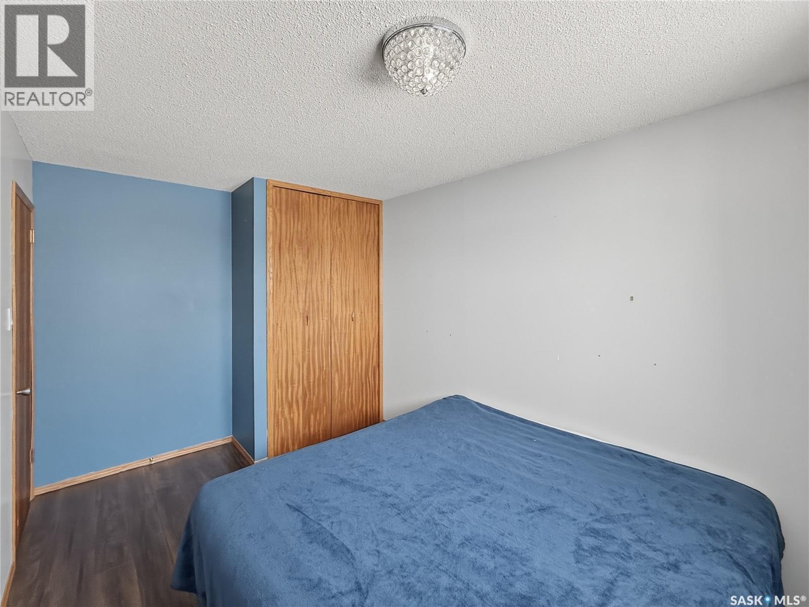 525 6Th Avenue Nw, Swift Current, SK - Indoor Photo Showing Bedroom