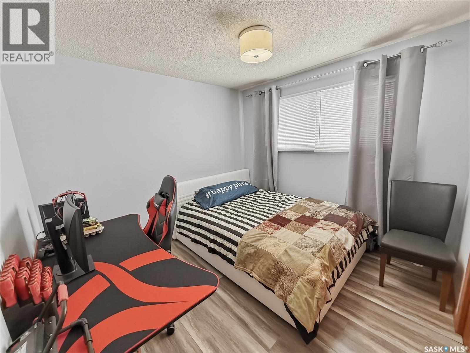 525 6Th Avenue Nw, Swift Current, SK - Indoor Photo Showing Bedroom
