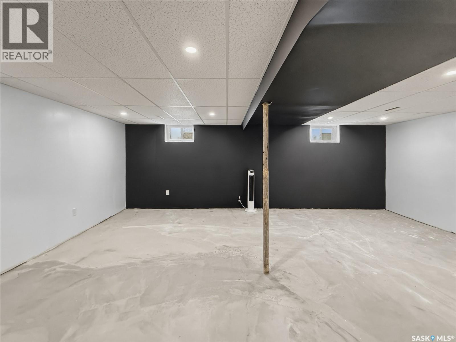 525 6Th Avenue Nw, Swift Current, SK - Indoor Photo Showing Basement