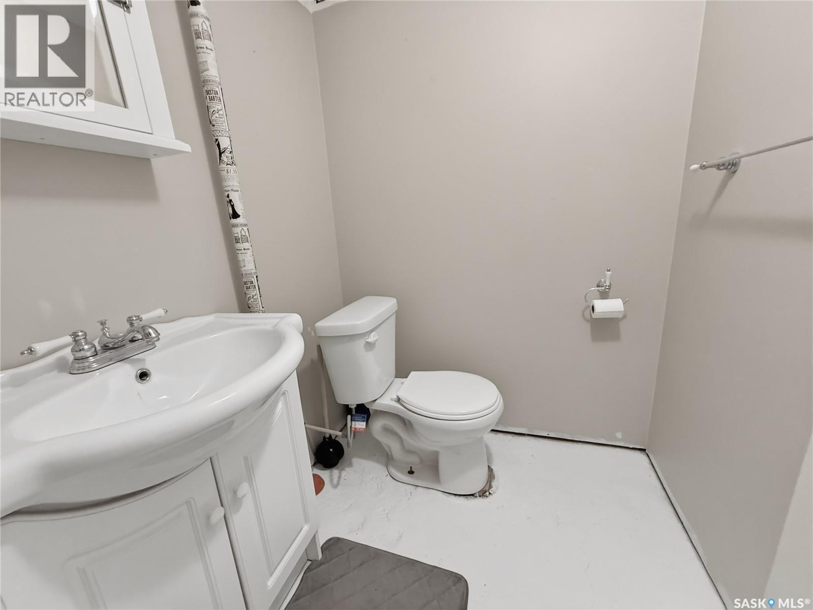 525 6Th Avenue Nw, Swift Current, SK - Indoor Photo Showing Bathroom