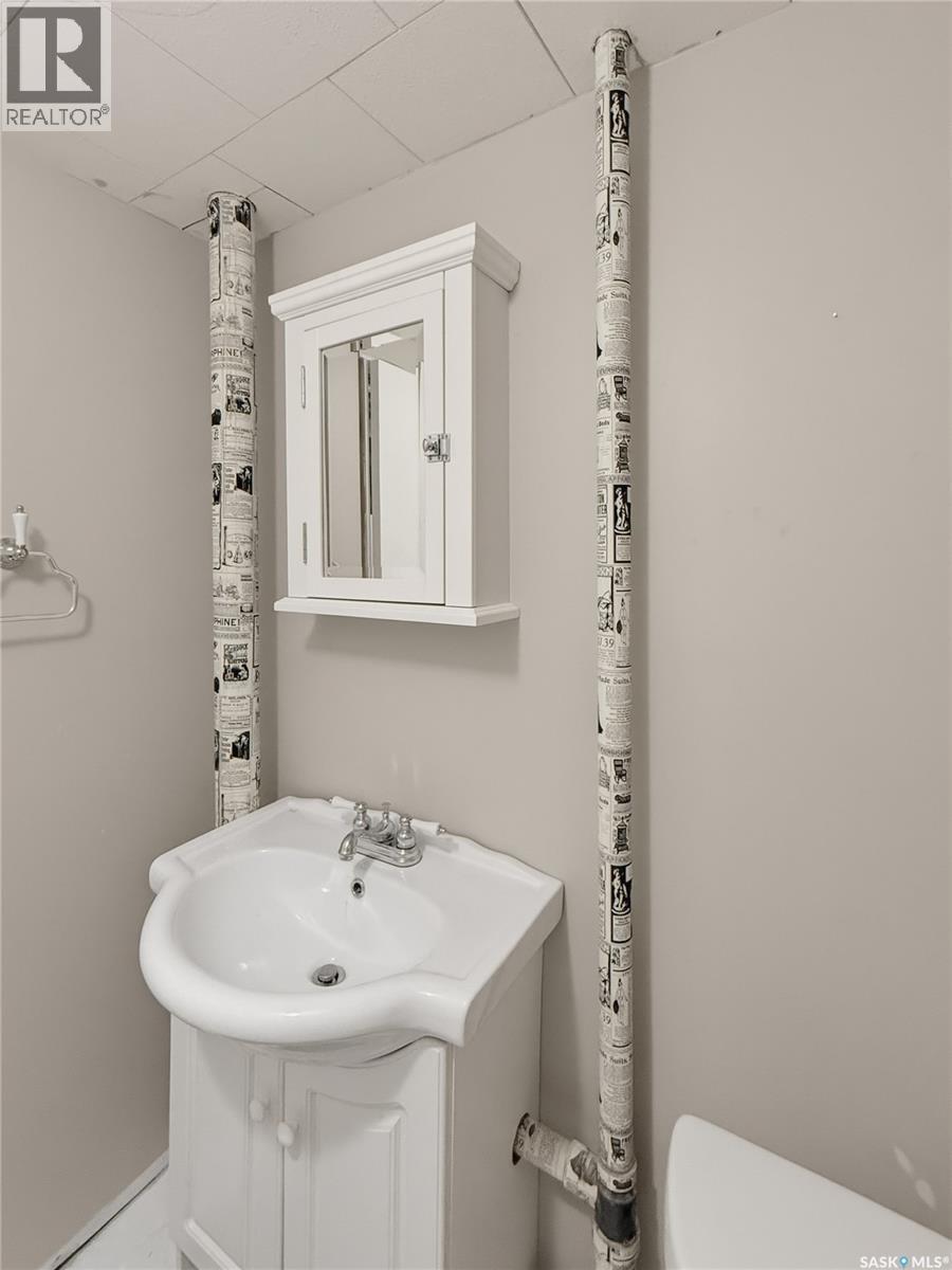 525 6Th Avenue Nw, Swift Current, SK - Indoor Photo Showing Bathroom