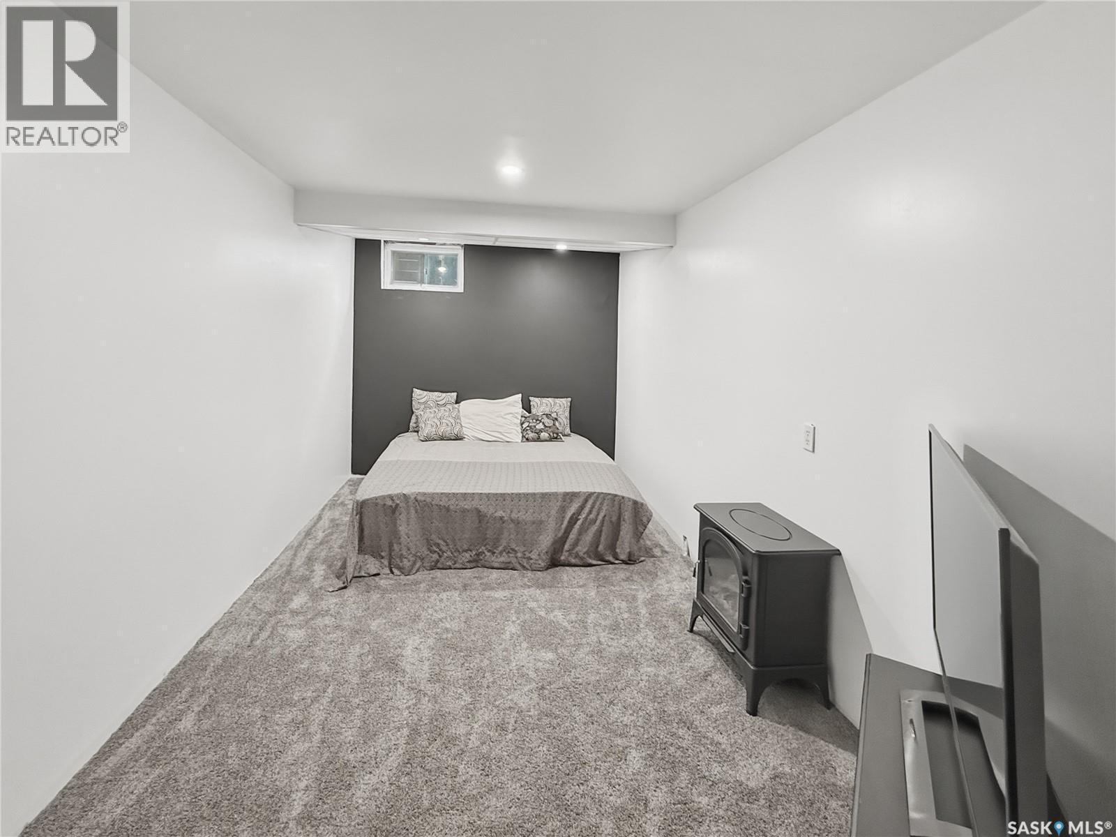 525 6Th Avenue Nw, Swift Current, SK - Indoor Photo Showing Bedroom
