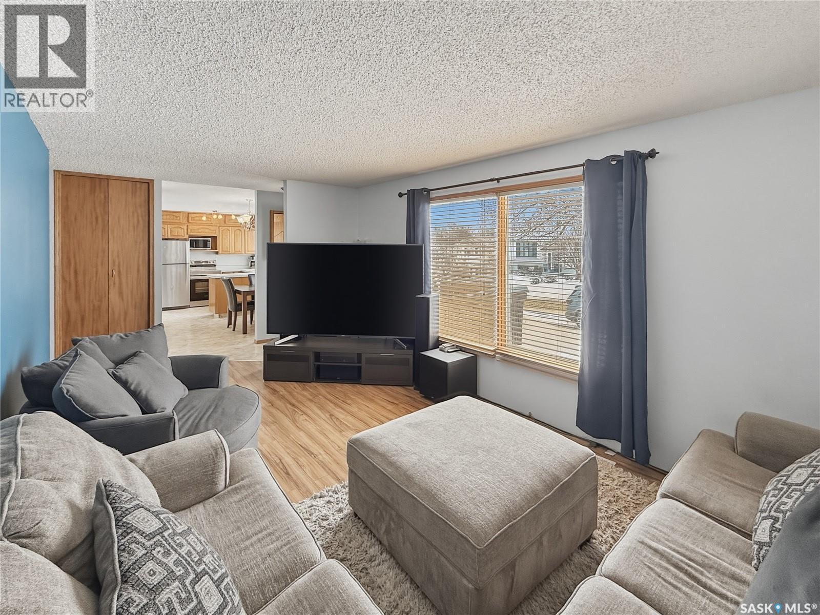 525 6Th Avenue Nw, Swift Current, SK - Indoor Photo Showing Living Room