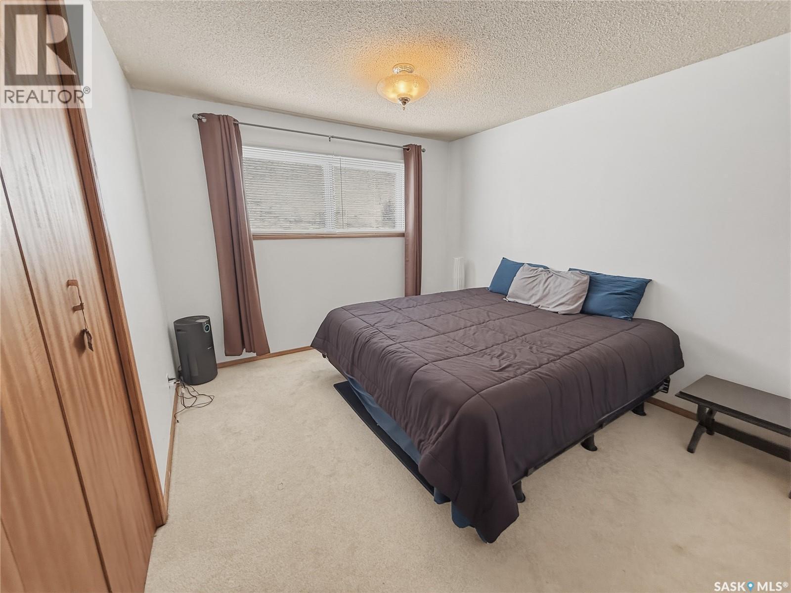 525 6Th Avenue Nw, Swift Current, SK - Indoor Photo Showing Bedroom