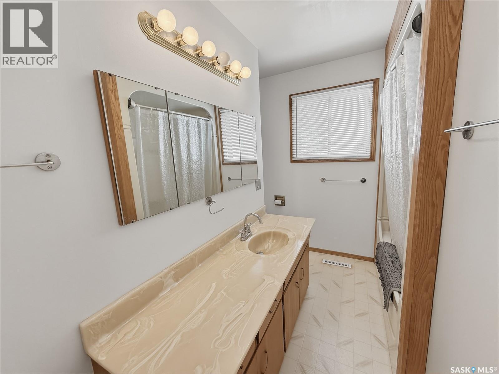 525 6Th Avenue Nw, Swift Current, SK - Indoor Photo Showing Bathroom
