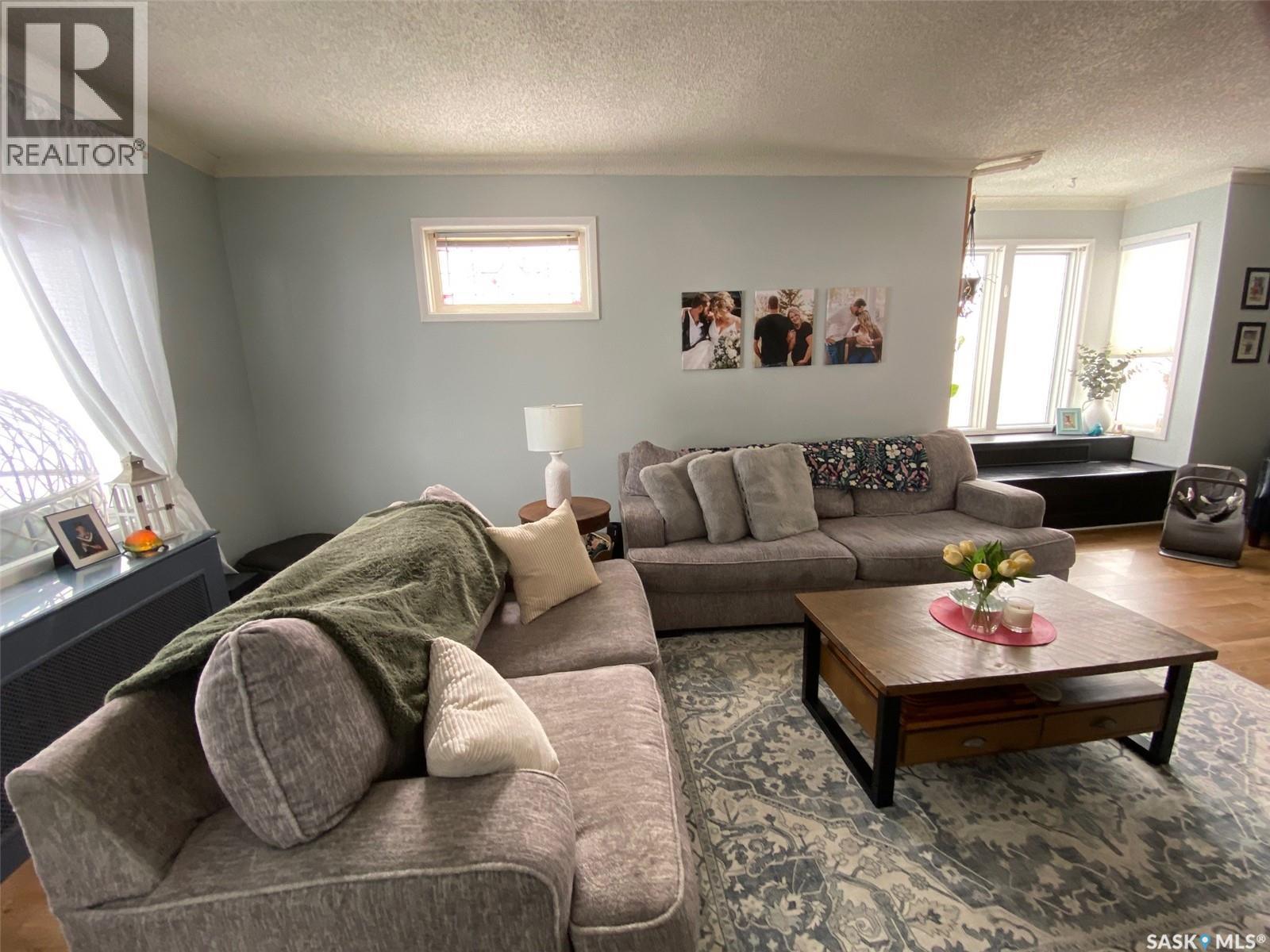 216 Second Avenue N, Yorkton, SK - Indoor Photo Showing Living Room