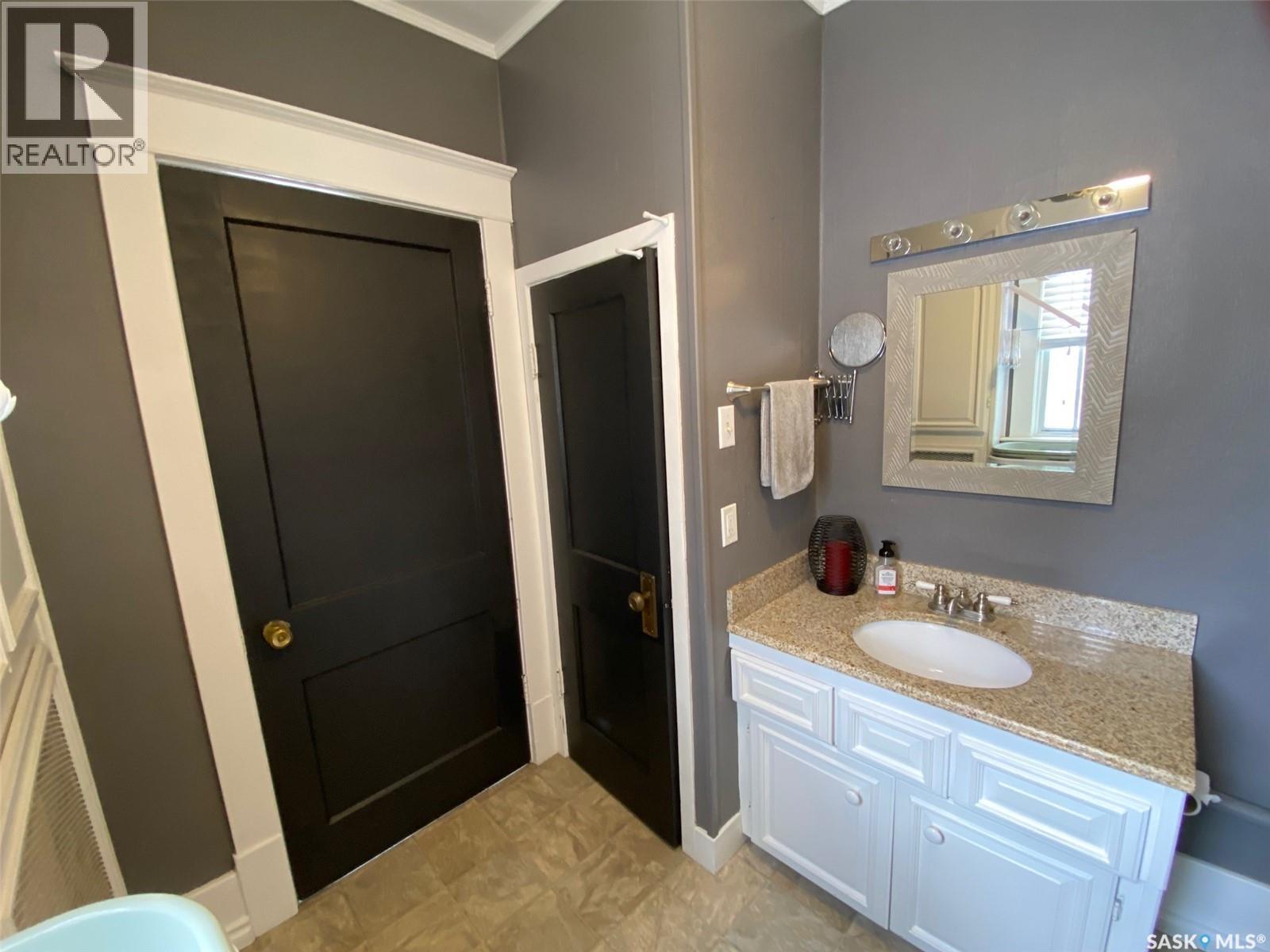 216 Second Avenue N, Yorkton, SK - Indoor Photo Showing Bathroom