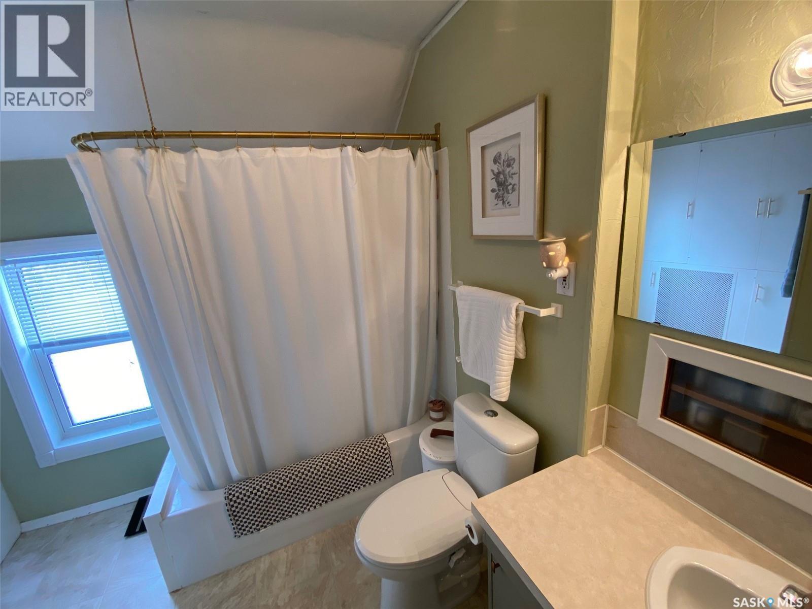 216 Second Avenue N, Yorkton, SK - Indoor Photo Showing Bathroom