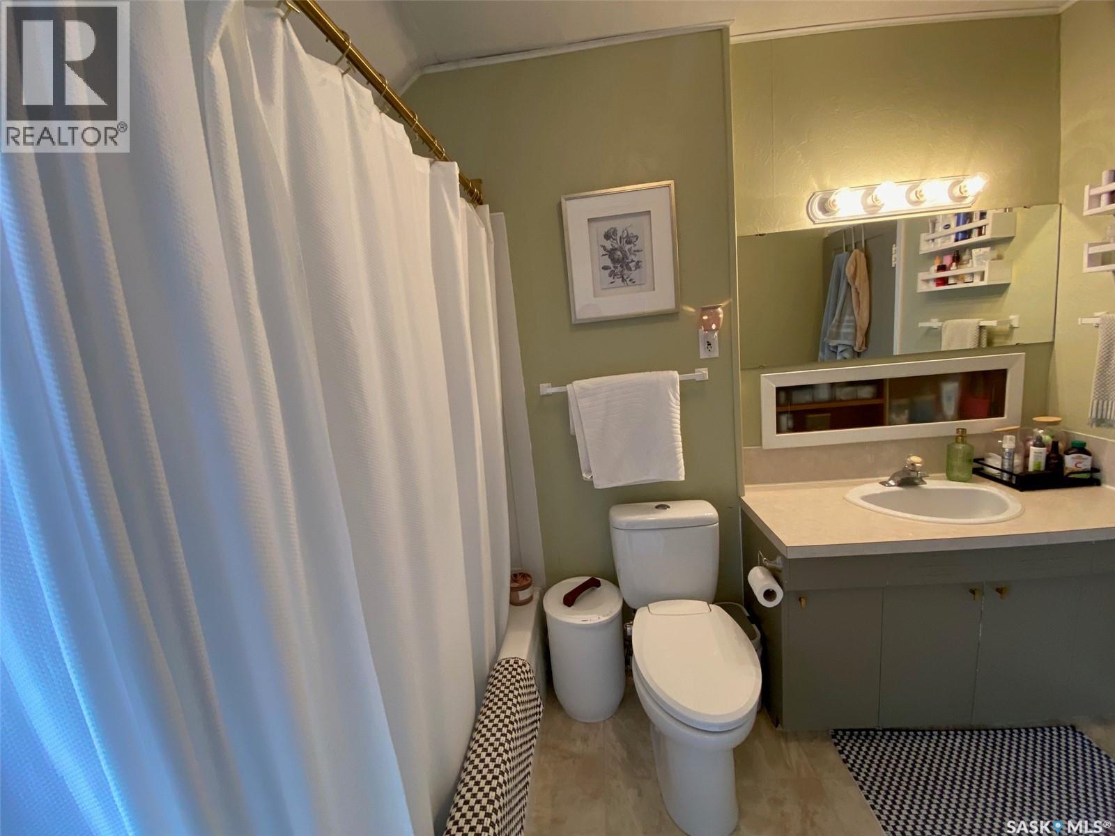 216 Second Avenue N, Yorkton, SK - Indoor Photo Showing Bathroom