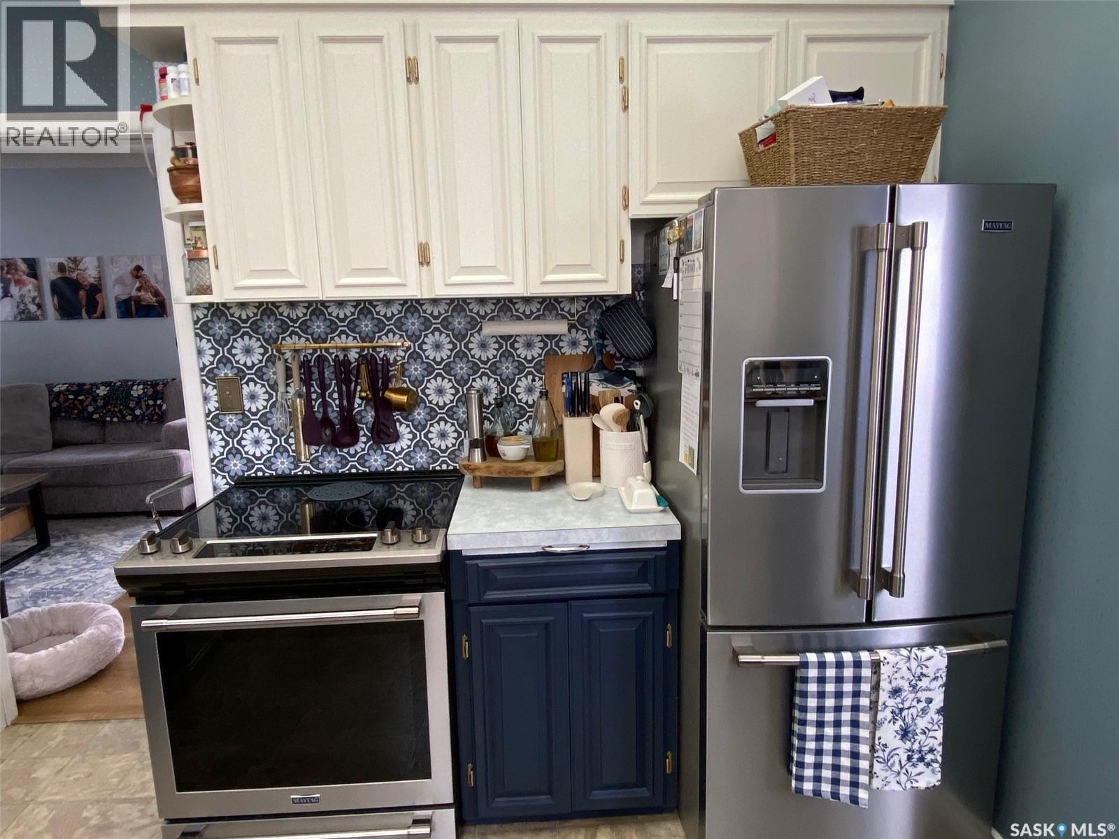 216 Second Avenue N, Yorkton, SK - Indoor Photo Showing Kitchen With Stainless Steel Kitchen