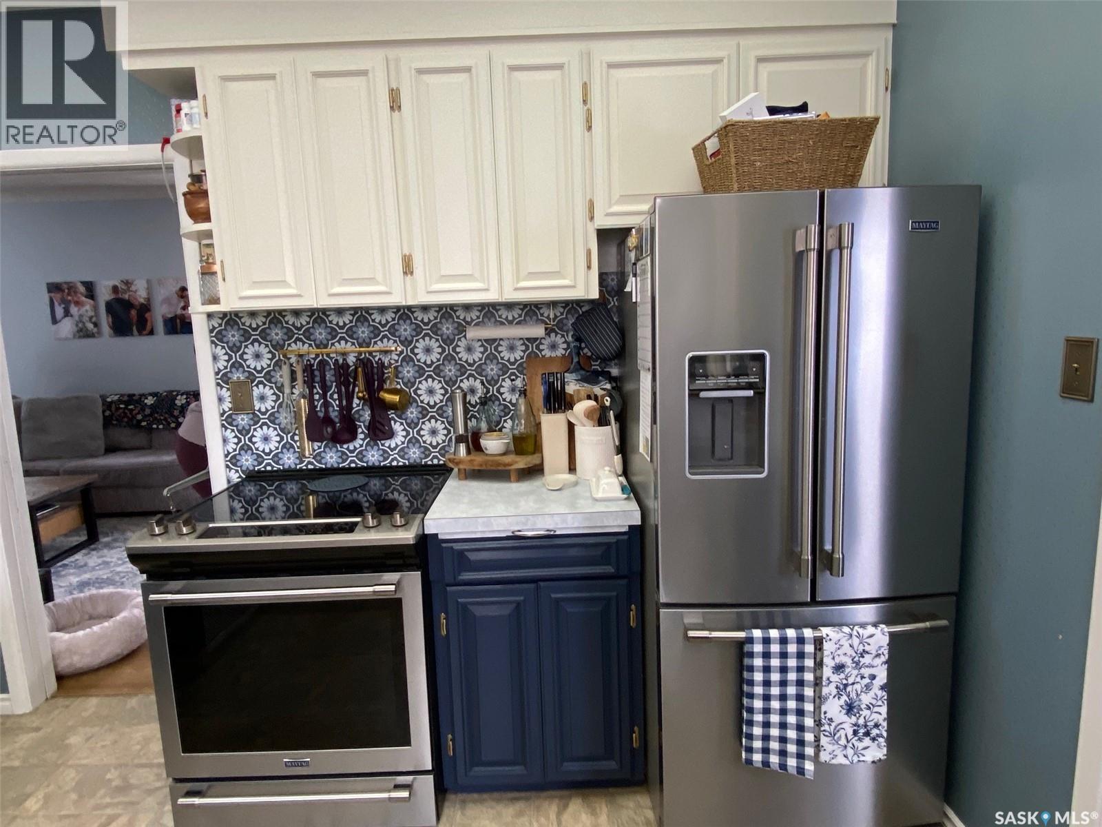 216 Second Avenue N, Yorkton, SK - Indoor Photo Showing Kitchen With Stainless Steel Kitchen