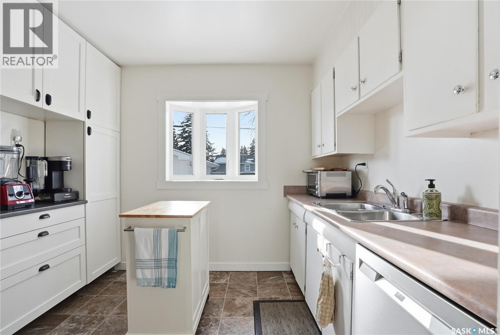 2230 William Avenue, Saskatoon, SK - Indoor Photo Showing Kitchen With Double Sink