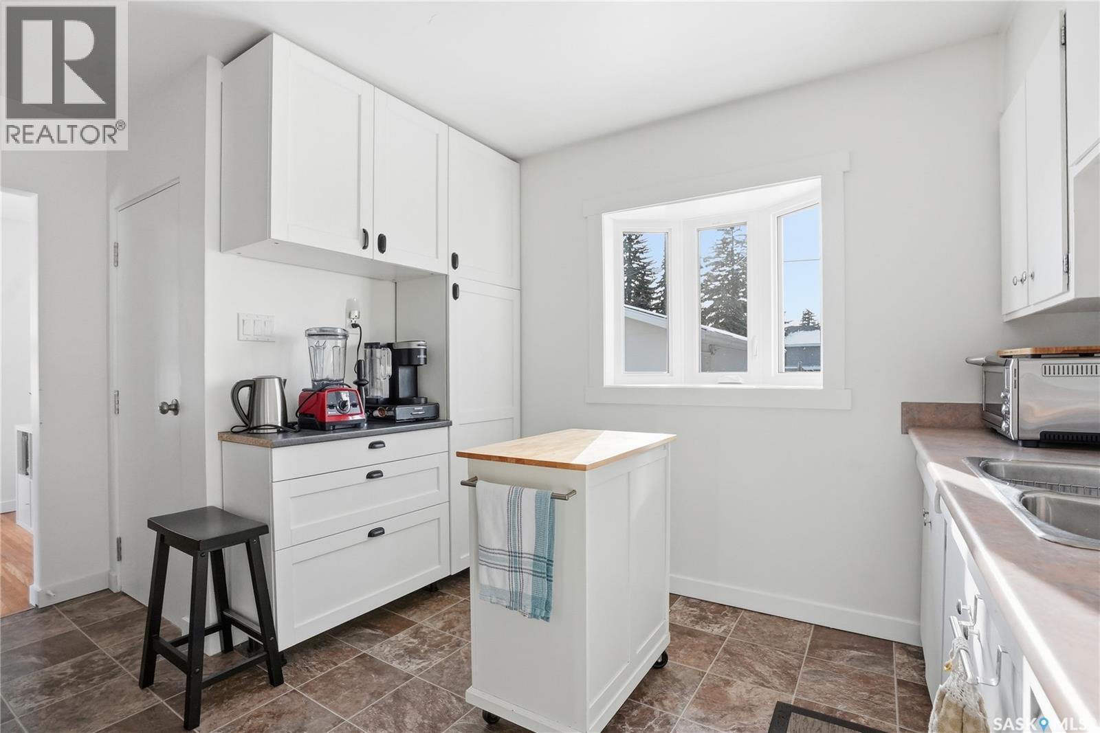 2230 William Avenue, Saskatoon, SK - Indoor Photo Showing Kitchen With Double Sink