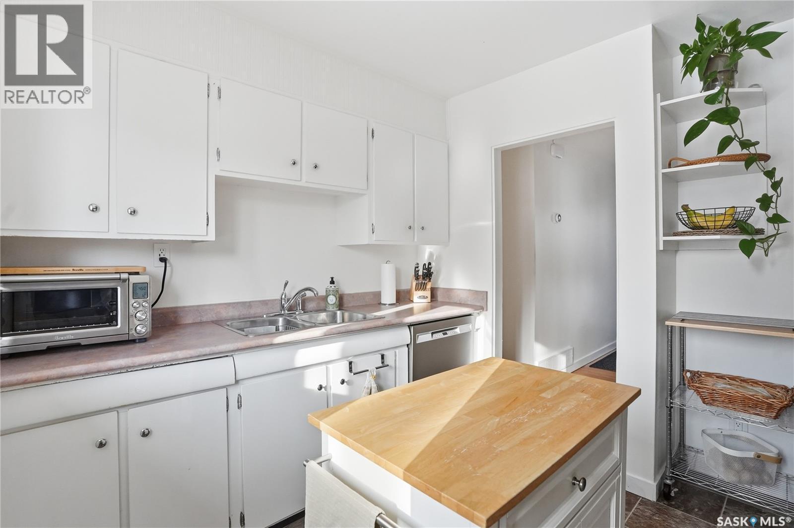 2230 William Avenue, Saskatoon, SK - Indoor Photo Showing Kitchen With Double Sink