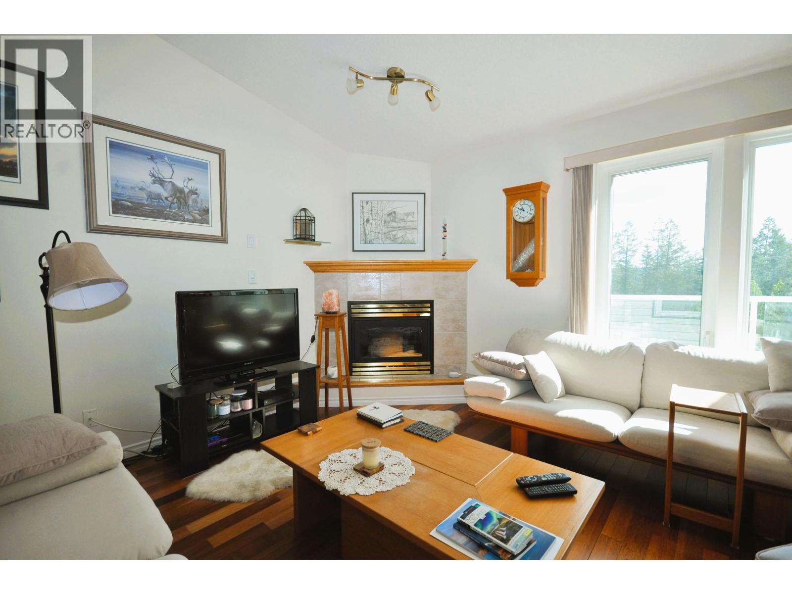 10 11 Eagle Crescent, Williams Lake, BC - Indoor Photo Showing Living Room With Fireplace