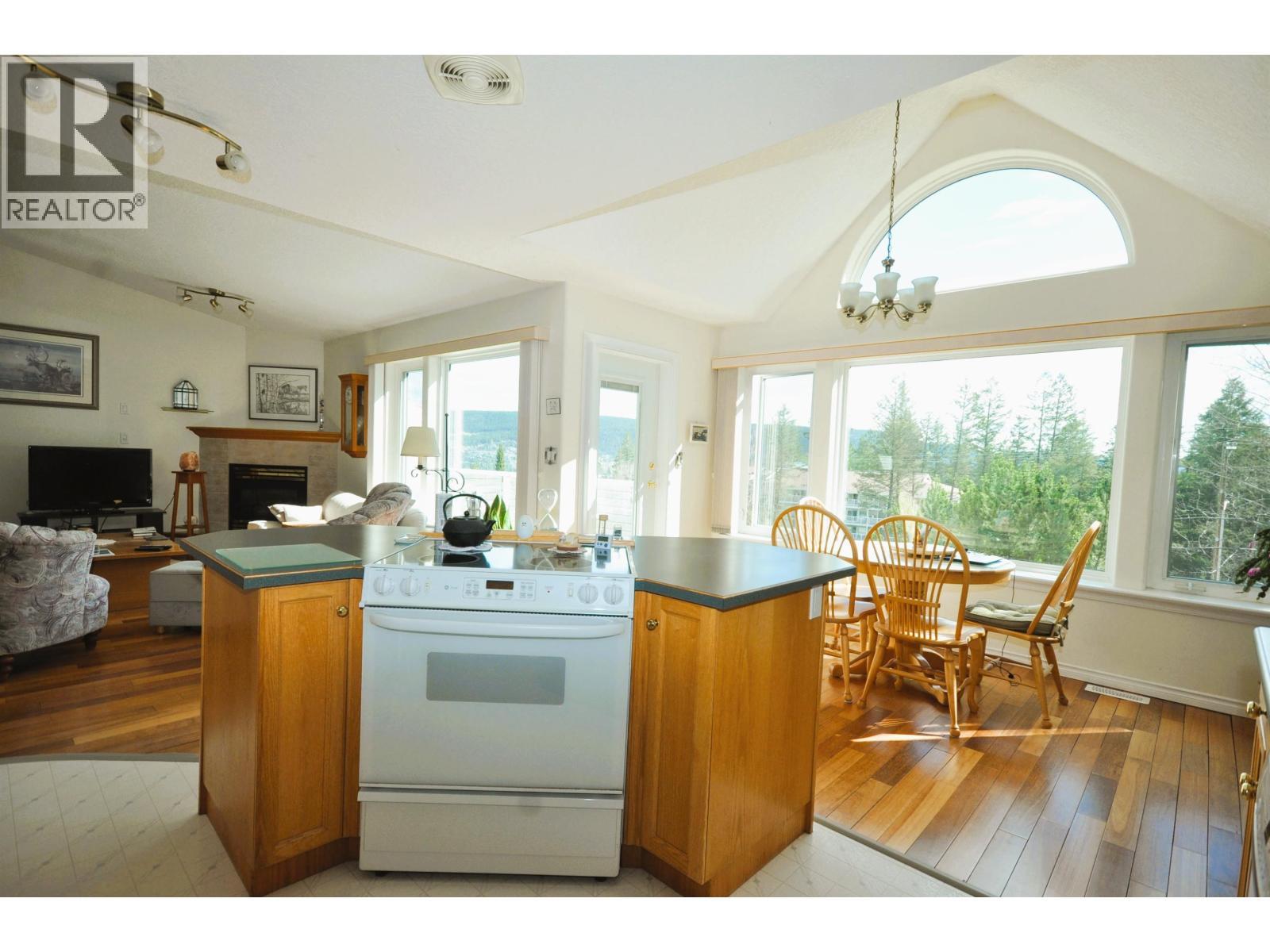 10 11 Eagle Crescent, Williams Lake, BC - Indoor Photo Showing Kitchen