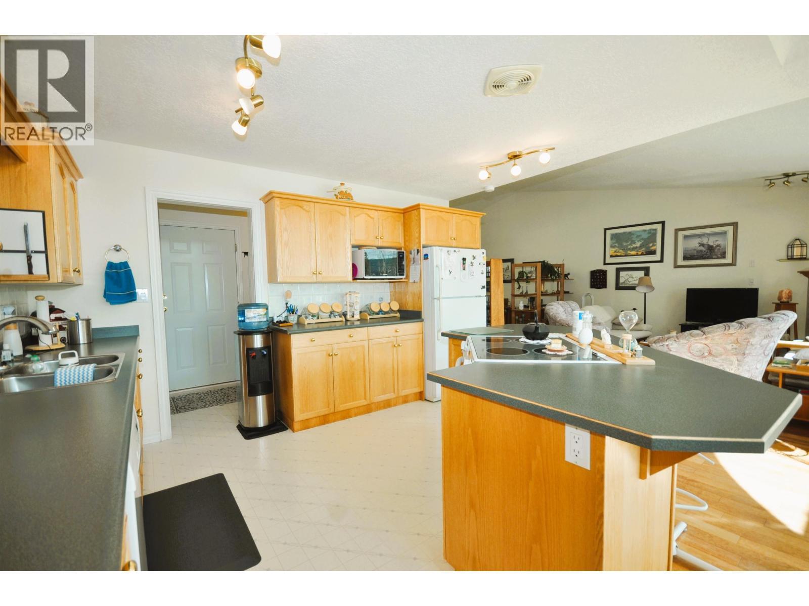 10 11 Eagle Crescent, Williams Lake, BC - Indoor Photo Showing Kitchen With Double Sink