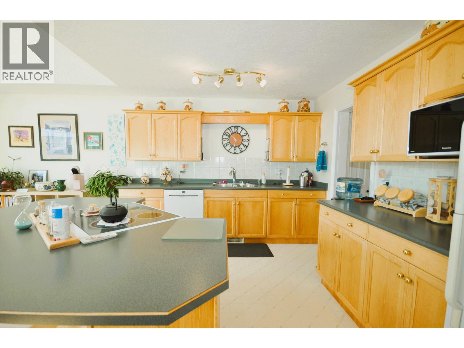 10 11 Eagle Crescent, Williams Lake, BC - Indoor Photo Showing Kitchen With Double Sink