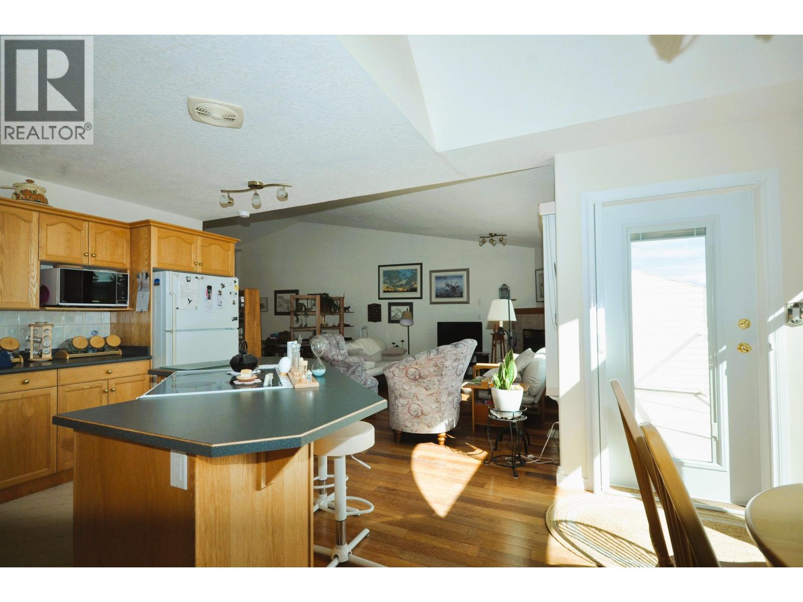 10 11 Eagle Crescent, Williams Lake, BC - Indoor Photo Showing Kitchen