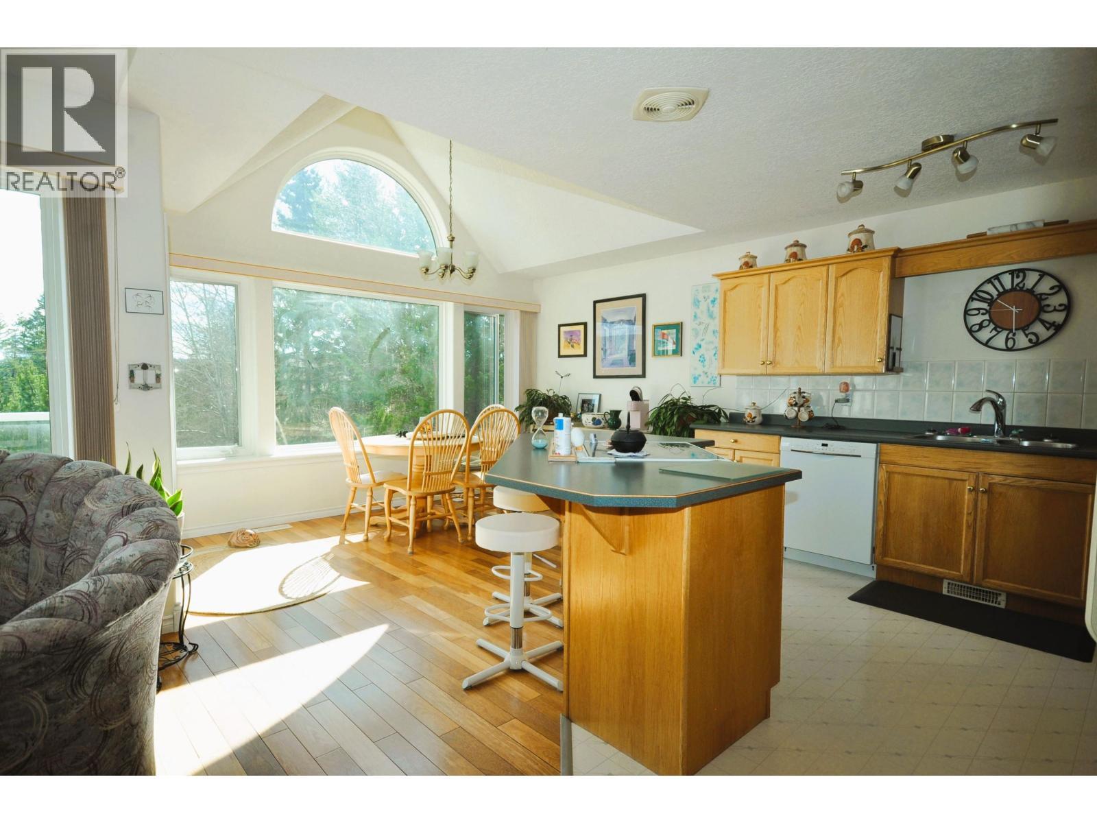 10 11 Eagle Crescent, Williams Lake, BC - Indoor Photo Showing Kitchen