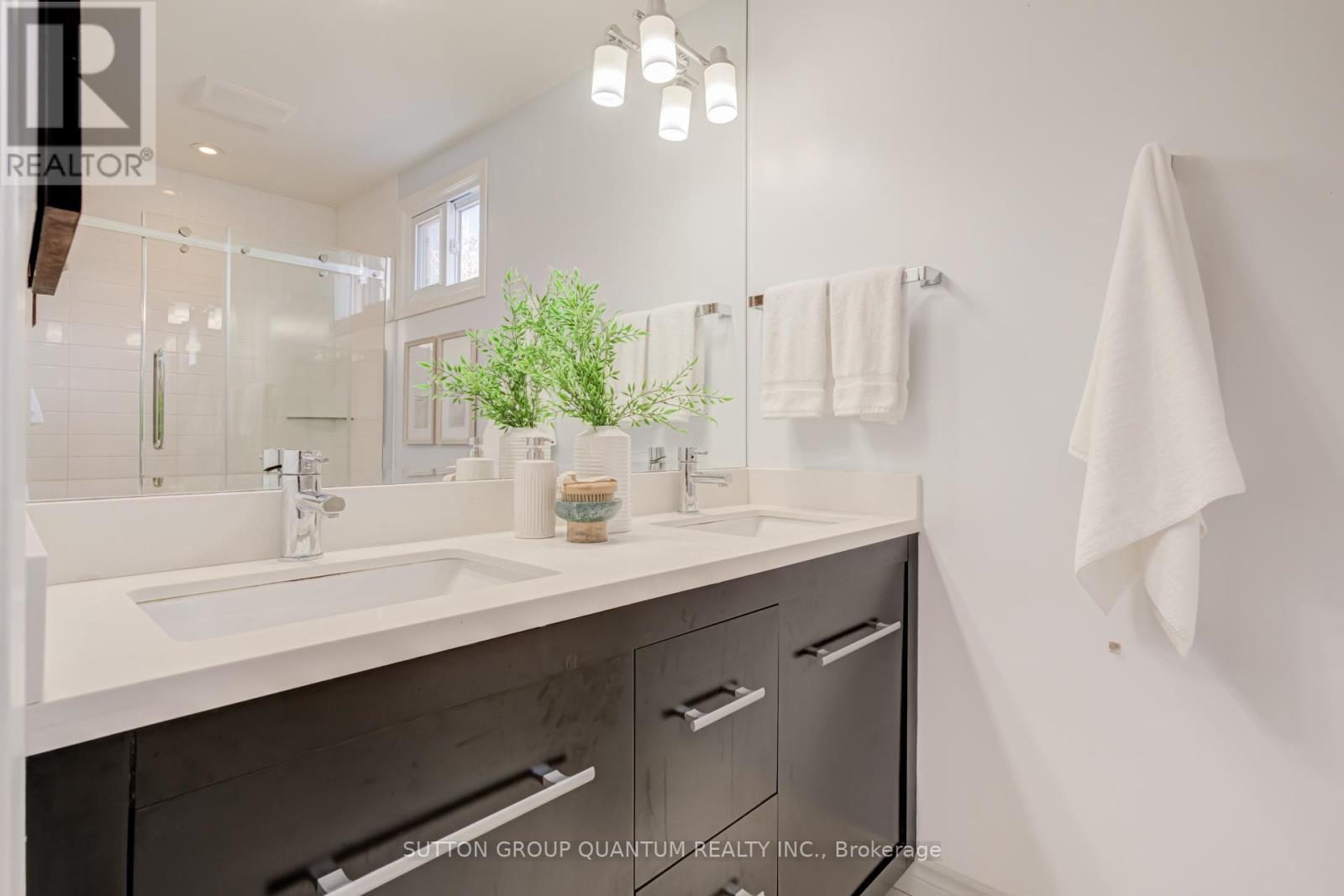 Family Bathroom - 2nd Floor - 1166 Geran Crescent, Mississauga, ON - Indoor Photo Showing Bathroom