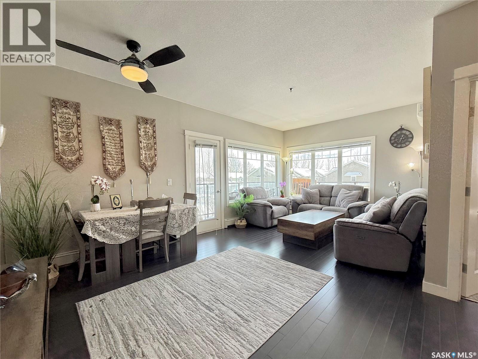 202 702 Hart Road, Saskatoon, SK - Indoor Photo Showing Living Room
