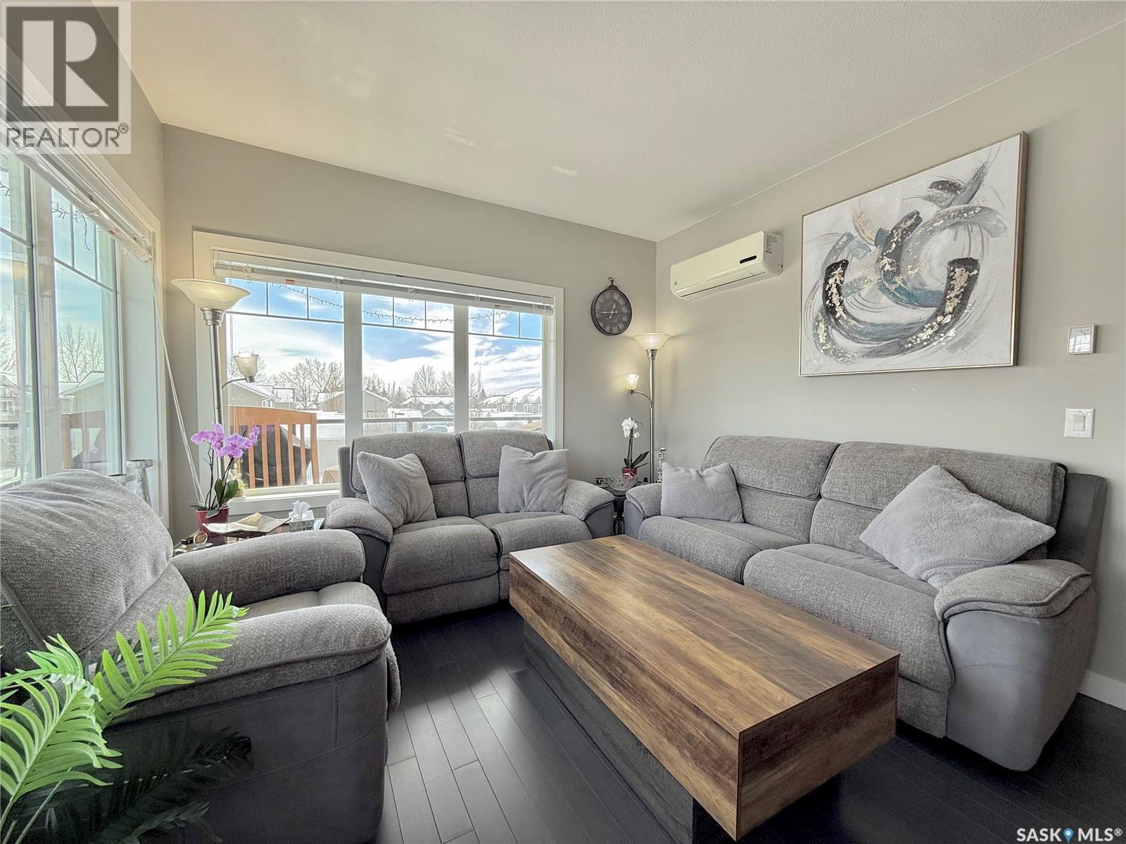 202 702 Hart Road, Saskatoon, SK - Indoor Photo Showing Living Room