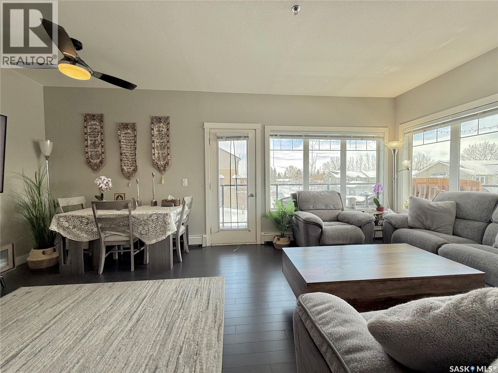 202 702 Hart Road, Saskatoon, SK - Indoor Photo Showing Living Room