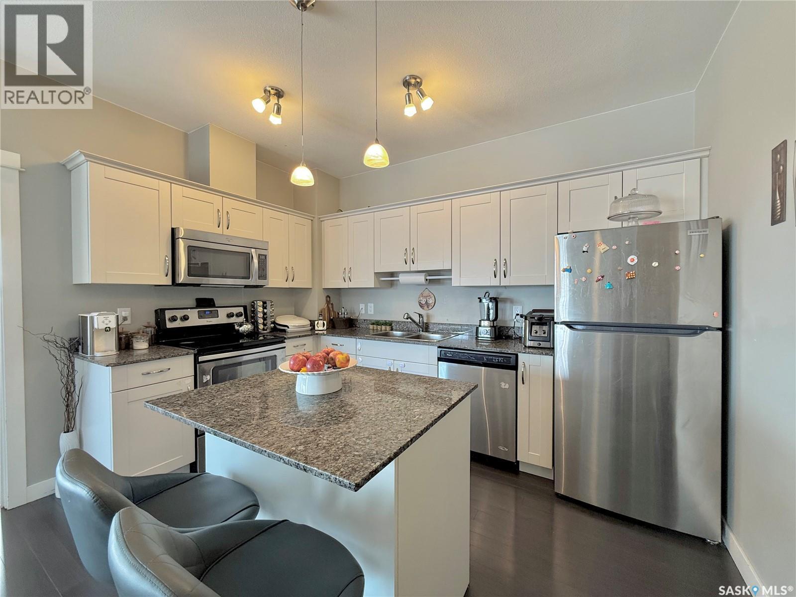 202 702 Hart Road, Saskatoon, SK - Indoor Photo Showing Kitchen With Double Sink
