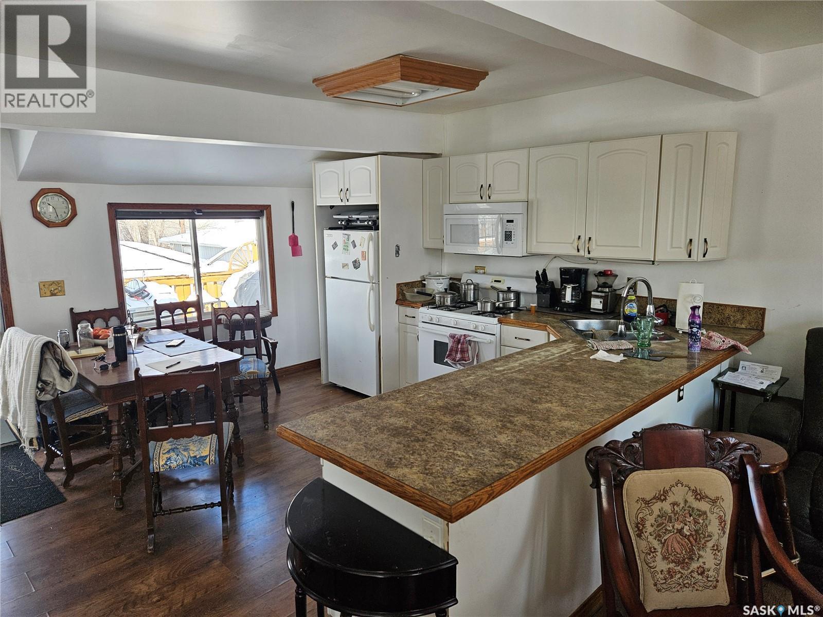 370 Arthur Street, Regina, SK - Indoor Photo Showing Kitchen With Double Sink