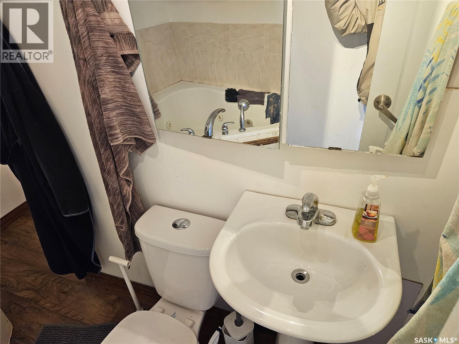 370 Arthur Street, Regina, SK - Indoor Photo Showing Bathroom