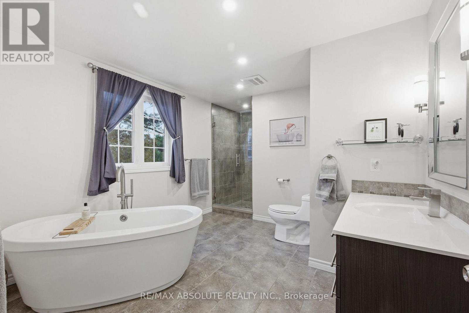 605 Rowanwood Avenue, Ottawa, ON - Indoor Photo Showing Bathroom