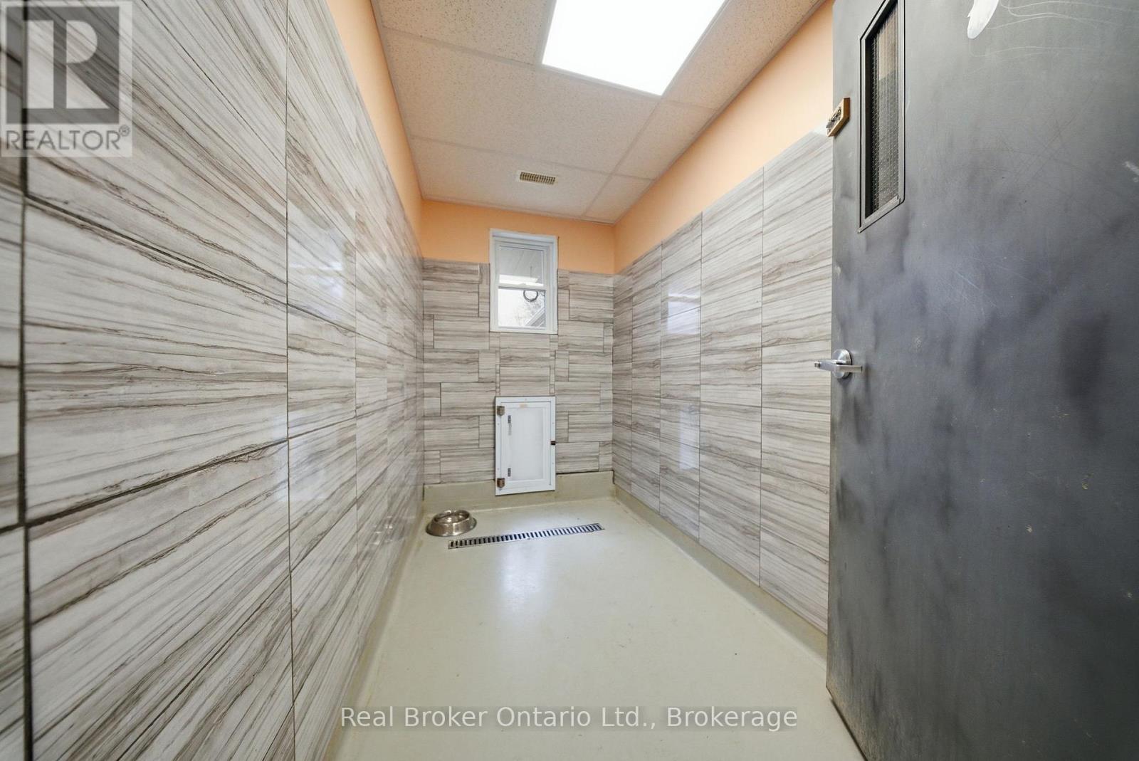 11 Burtch Road, Brant (Brantford Twp), ON - Indoor Photo Showing Bathroom
