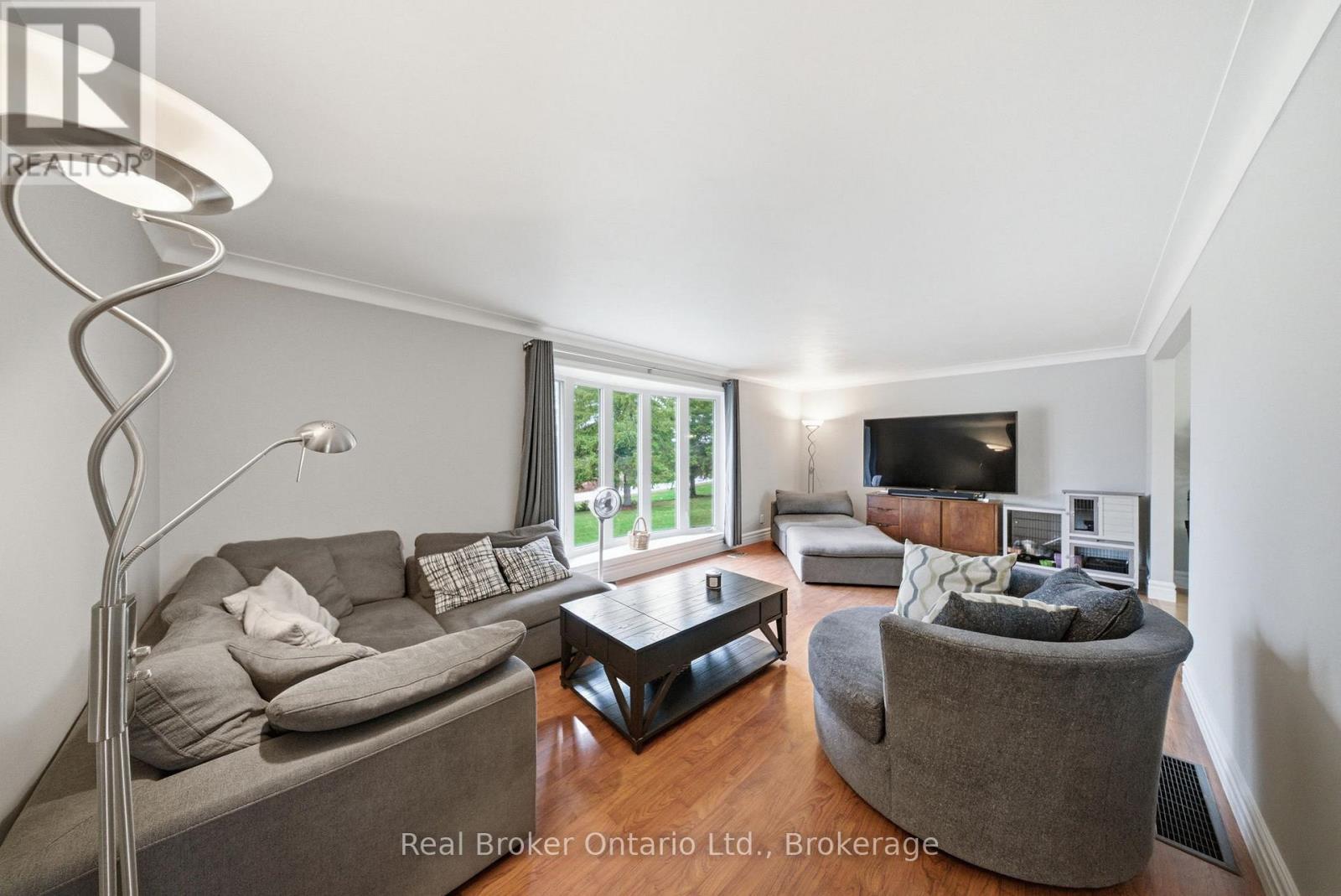 11 Burtch Road, Brant (Brantford Twp), ON - Indoor Photo Showing Living Room