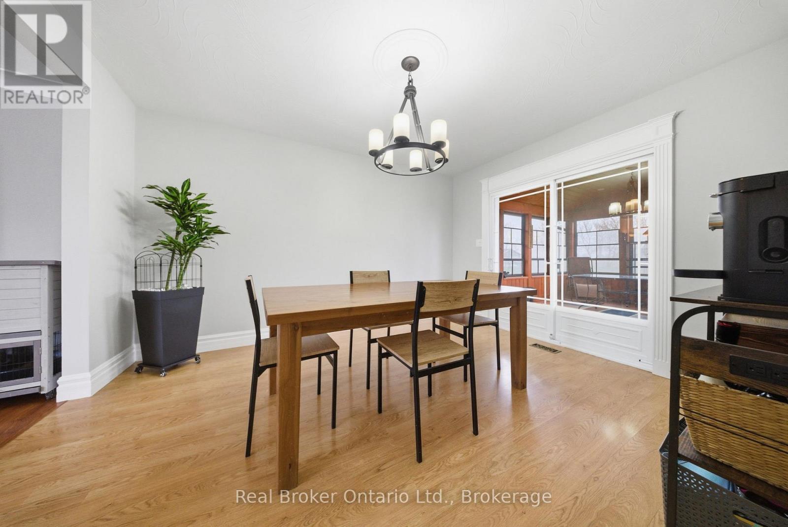 11 Burtch Road, Brant (Brantford Twp), ON - Indoor Photo Showing Dining Room