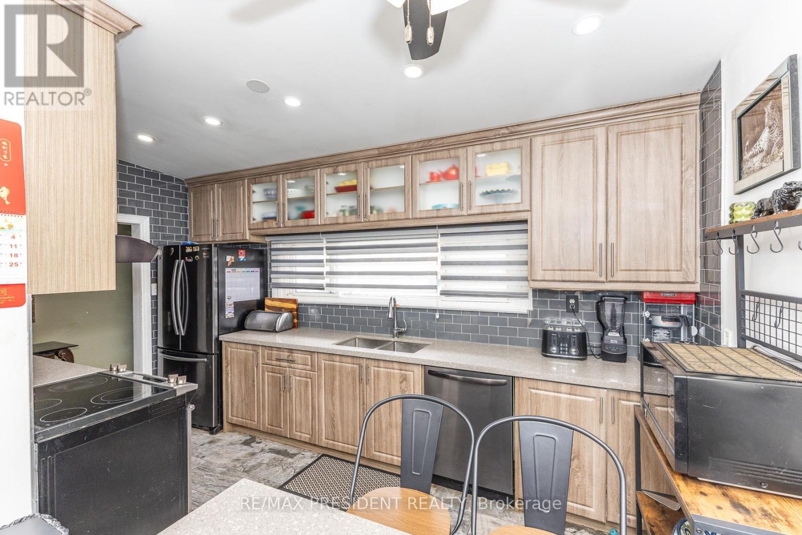 7648 Redstone Road, Mississauga, ON - Indoor Photo Showing Kitchen With Double Sink